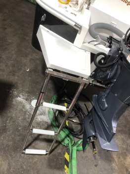 Badeplattform aus GFK für Motor-und Segelboote mit 3-stufiger Badeleiter